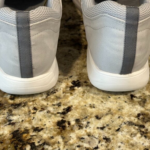 Clarks Adella Stroll Light Grey WOMEN'S  SIZE 11 NWOT  (E/P) - Picture 4 of 6